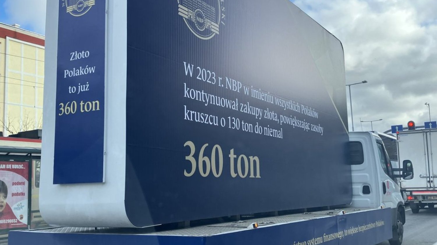Samochody z przyczepami reklamującymi NBP na ulicach Trójmiasta