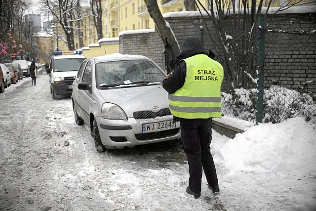 Obecnie straż miejska nie musi jechać do źle zaparkowanego auta - wystarczą jej zdjęcia