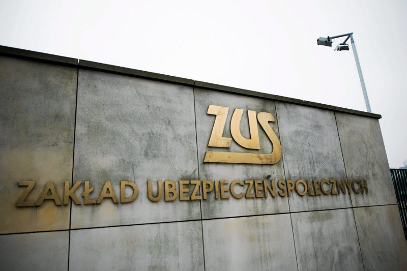 ZUS postraszył 20 mln Polaków wysokością przyszłych emerytur. Zamiast zachęcić do oszczędzania, spowodował falę hejtu.