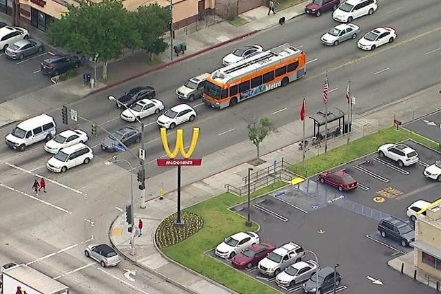 McDonald's odwrócił swoje logo, by tworzyło literę W jak woman - to akcja z okazji Dnia Kobiet.