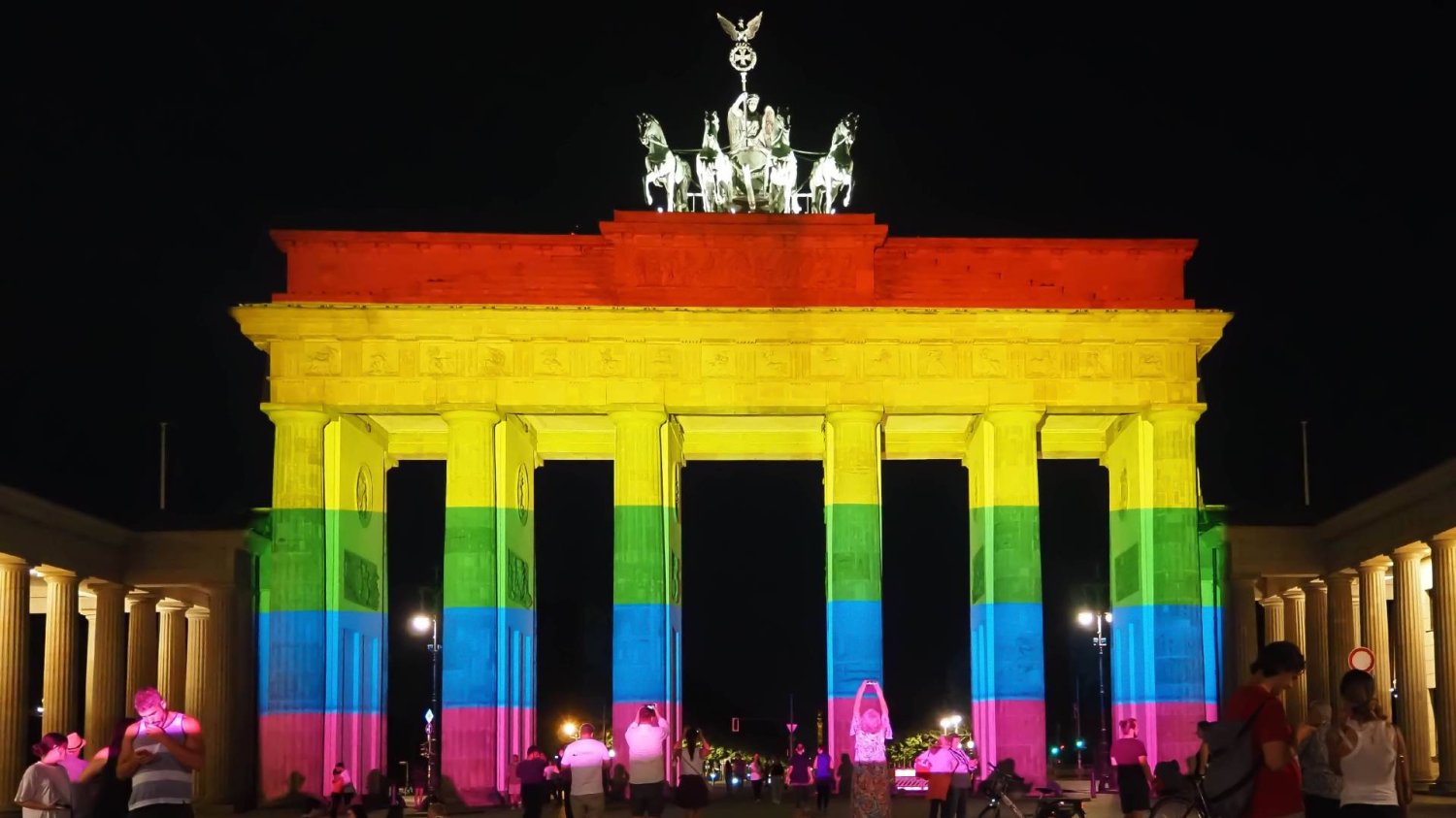 Brama Brandenburska z tęczą.