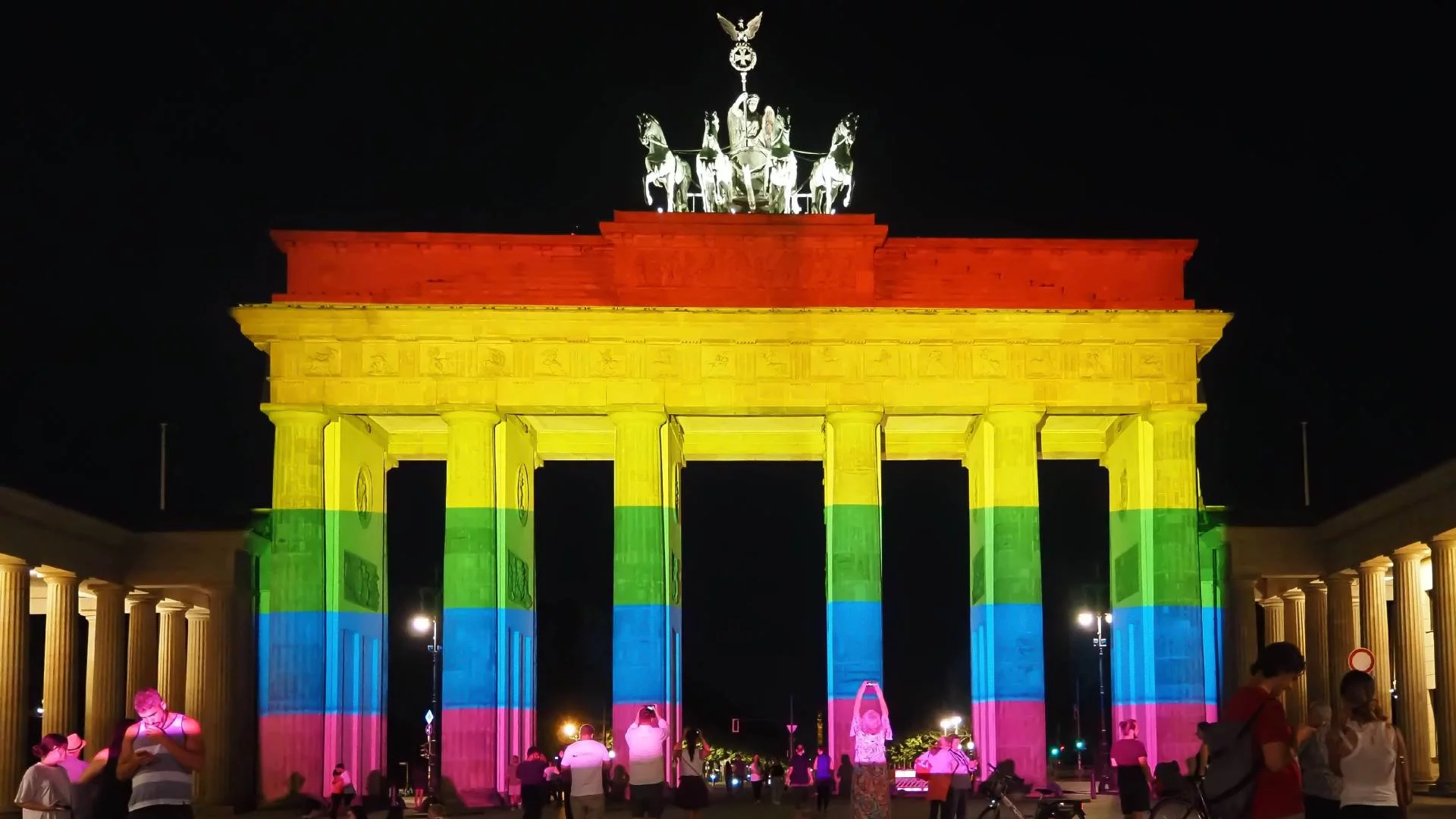 Brama Brandenburska z tęczą.