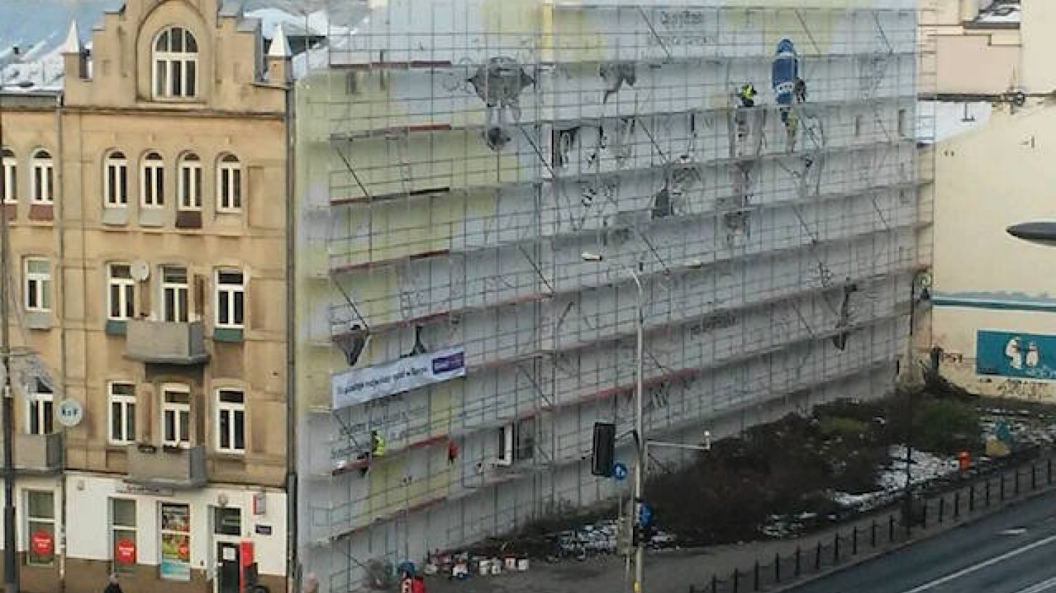 Praca na Ząbkowskiej wre, pomimo tego, że jest niedziela.