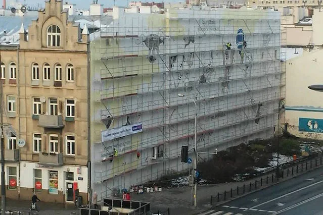 Praca na Ząbkowskiej wre, pomimo tego, że jest niedziela.