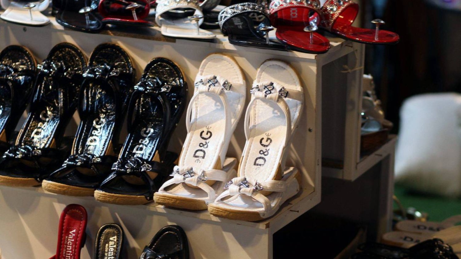 Bazar. Stoisko z podrobionymi butami Dolce&Gabbana.