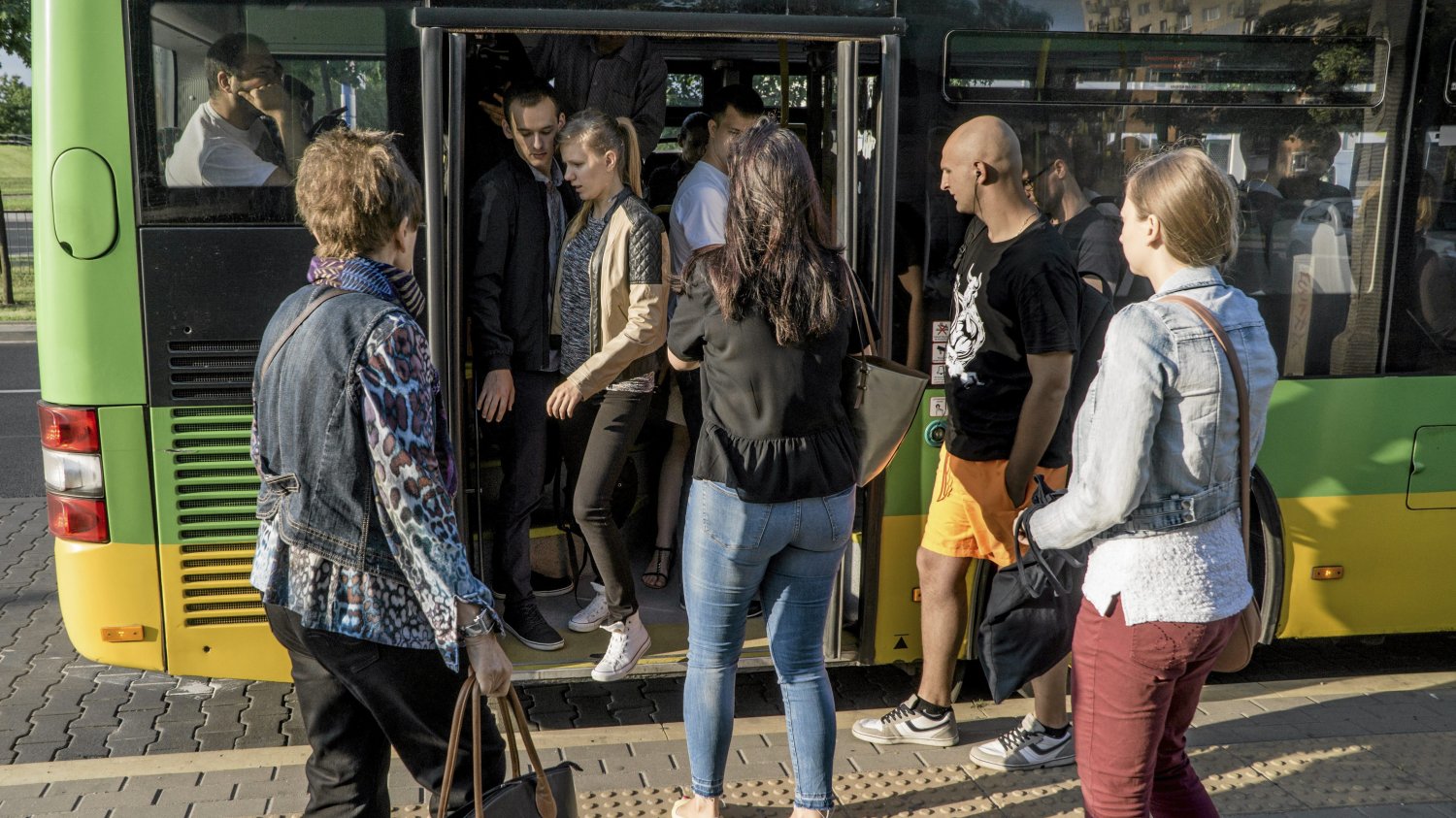 Ludzie wchodzący do autobusu.