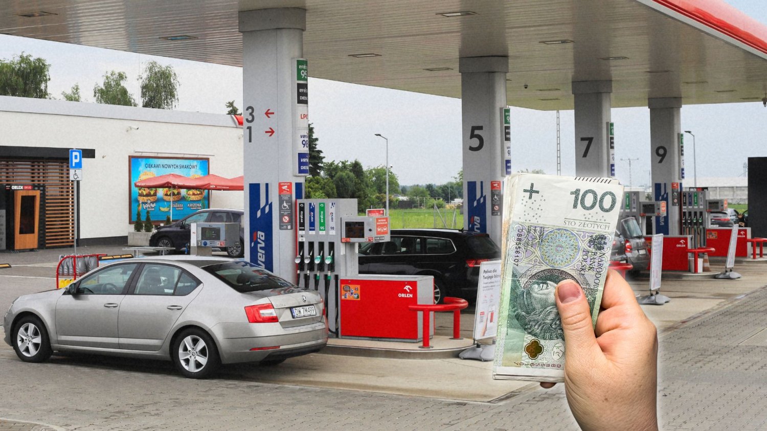 Samochody na stacji benzynowej. plik banknotów.