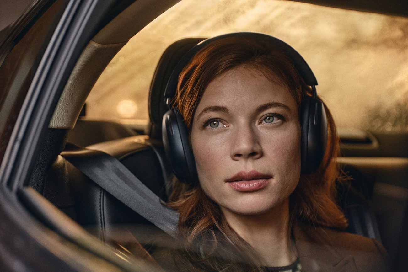 Kobieta w słuchawkach Sonos.