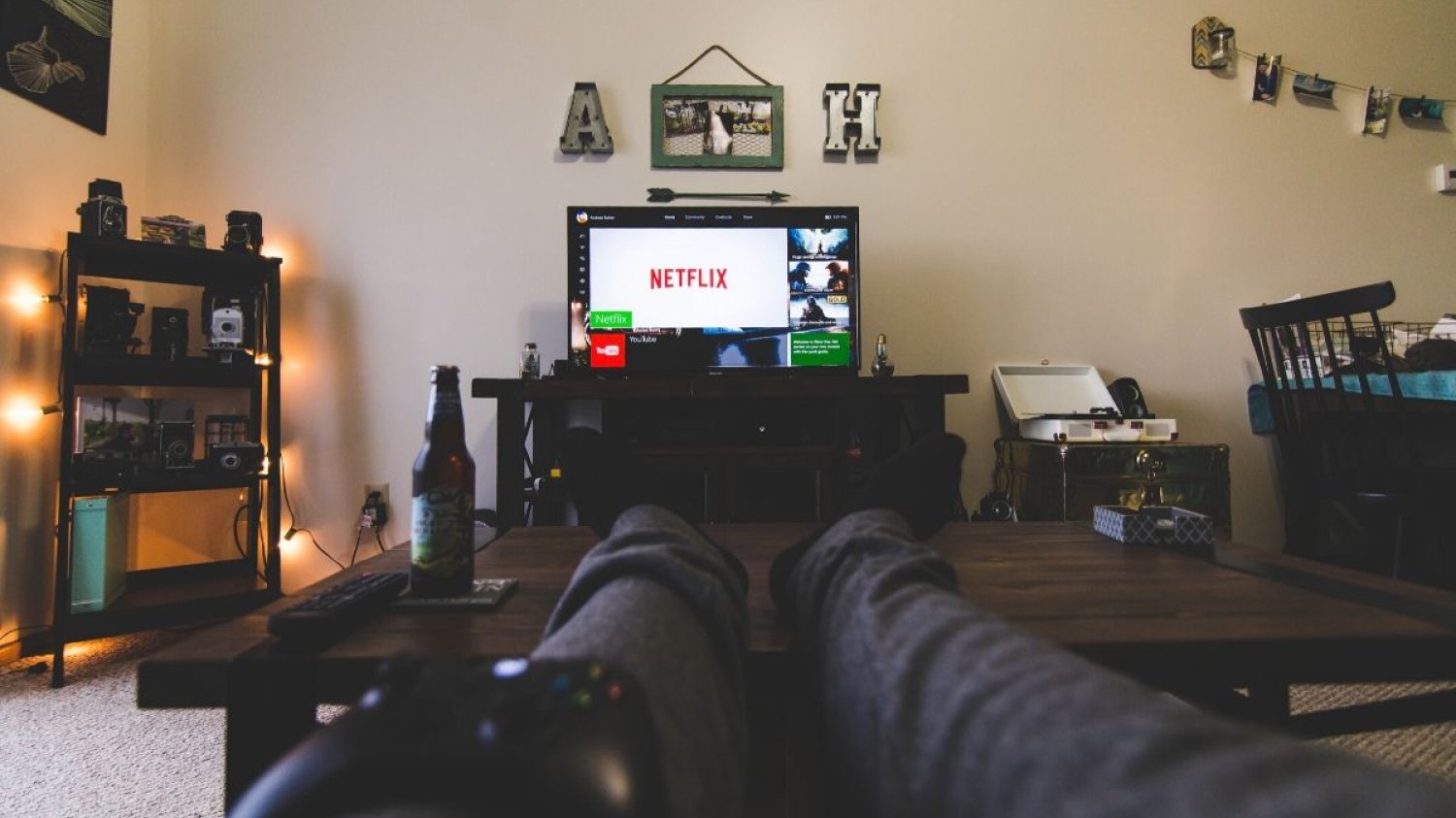 Wchodzisz na Netfliksa i zamiast oglądać, tracisz czas na przeglądanie tego, co warto zobaczyć. Zapewne to z powodu zbyt dużego wyboru, zapewne dopadł cię syndrom netfliksowego paraliżu.
