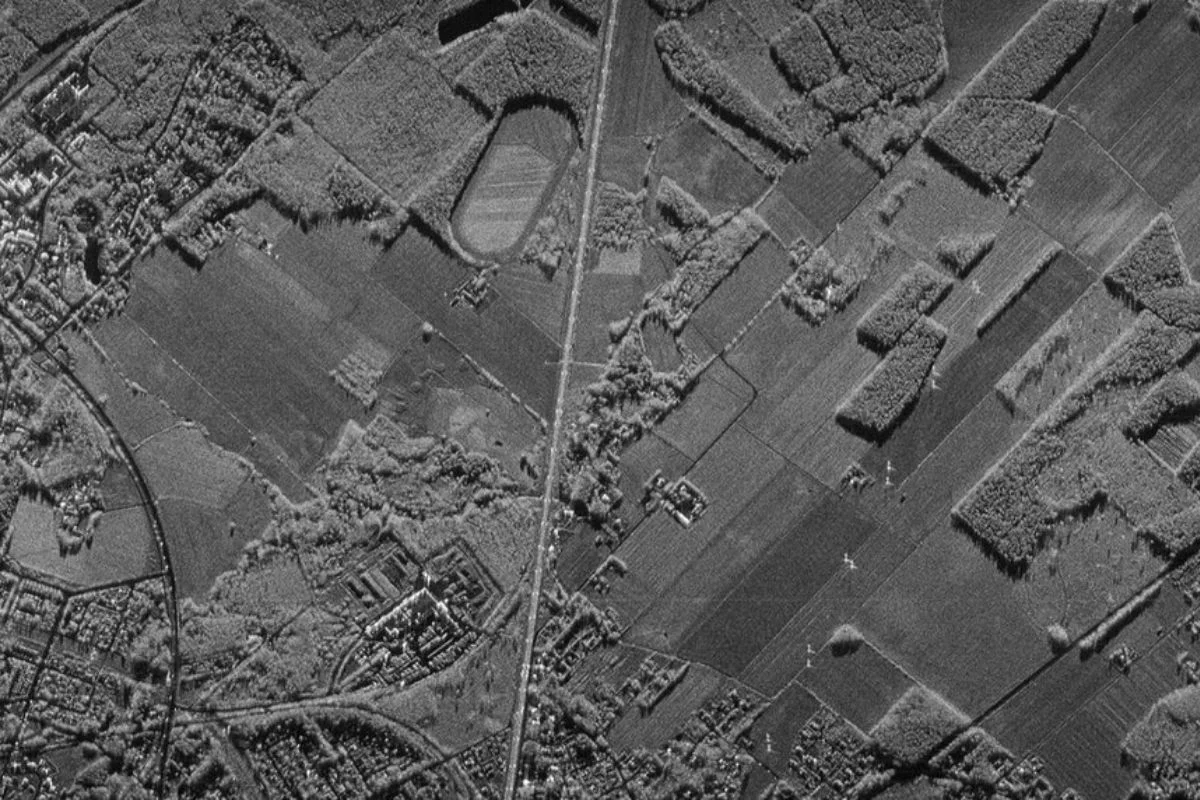 Do robienia zdjęć satelity ICEYE używają technologii radarowej: przyrządu o nazwie radar apertury syntetycznej, w skrócie SAR.