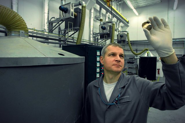 Dr Robert Dwiliński w sali z autoklawami