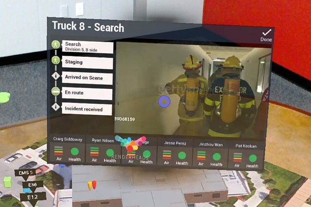 Tak będzie wyglądał strażak przyszłości, dowodzący akcją gaśniczą. Okulary dają mu szybki dostęp do wszystkich niezbędnych informacji