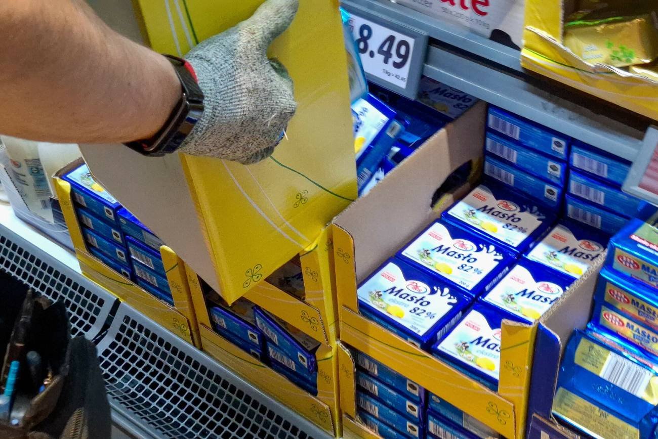 Ustawianie palet z masłem i wysokie ceny.