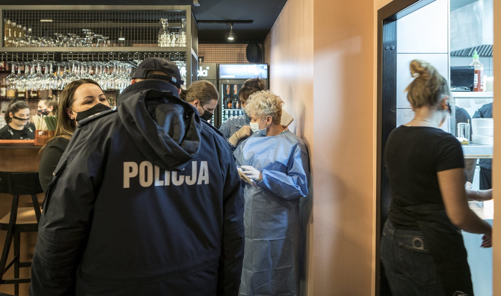 Kontrole sanepidu i policji pojawiają się w restauracjach w całej Polsce. Jednak w Nowym Tomyślu odwiedziny funkcjonariuszy skończyły się niezbyt sympatycznie.