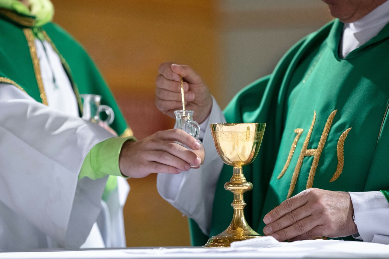 Księża podczas mszy