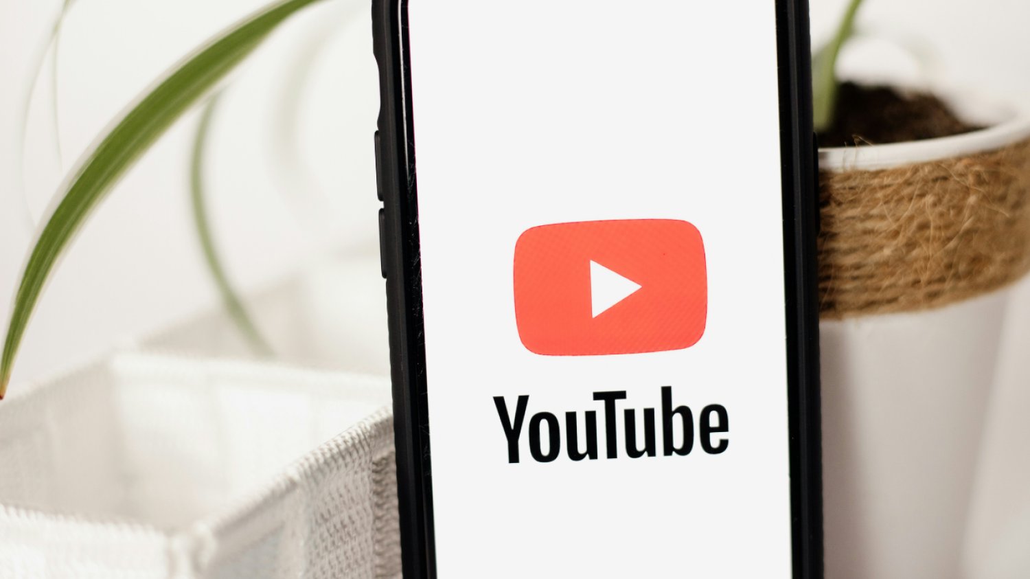 YouTube poszedł o krok dalej i nie tylko ograniczy twój wybór do filmów, które zdaniem algorytmu przypadną ci do gustu. Platforma testuje nowy przycisk "Odtwórz coś" w aplikacji na Androida.