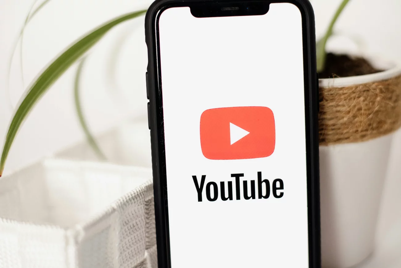 YouTube poszedł o krok dalej i nie tylko ograniczy twój wybór do filmów, które zdaniem algorytmu przypadną ci do gustu. Platforma testuje nowy przycisk "Odtwórz coś" w aplikacji na Androida.