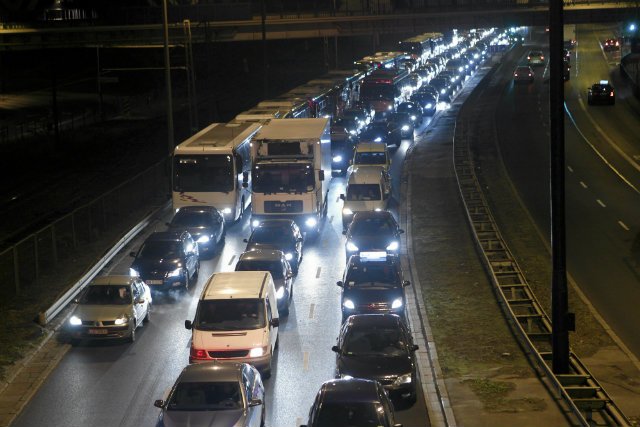 Przy ul. Radzymińskiej w Warszawie trwają właśnie testy nowego rodzaju fotoradaru
