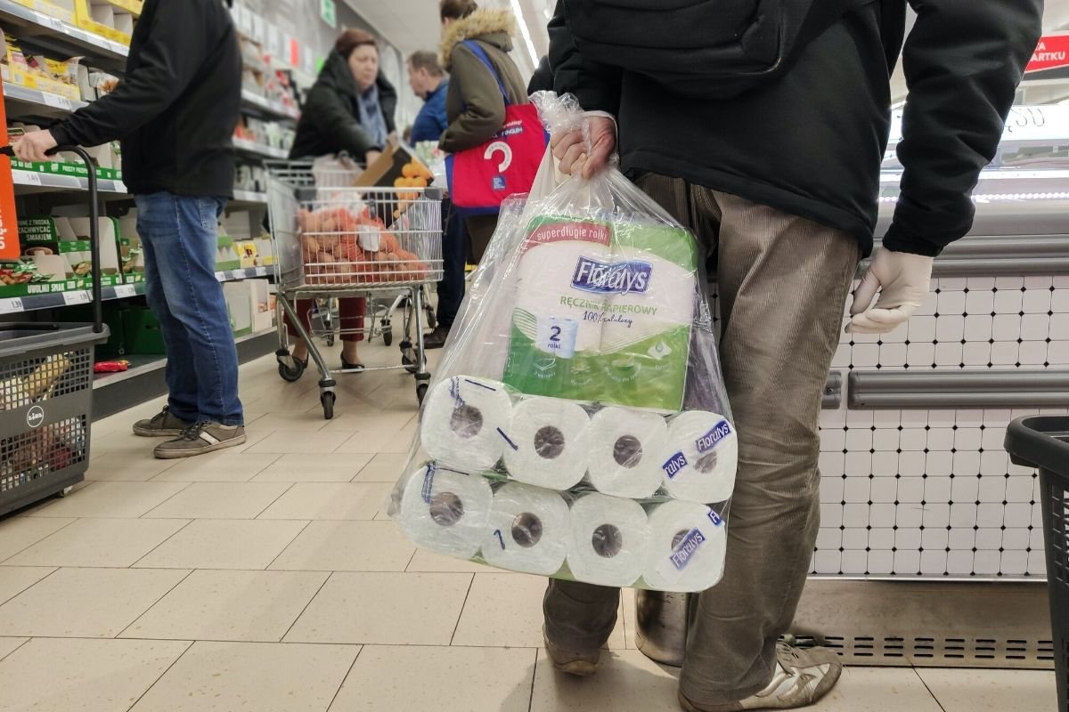 Z danych PKO BP wynika, że przygotowując się do kwarantanny, Polacy kupowali tyle, ile przed świętami.