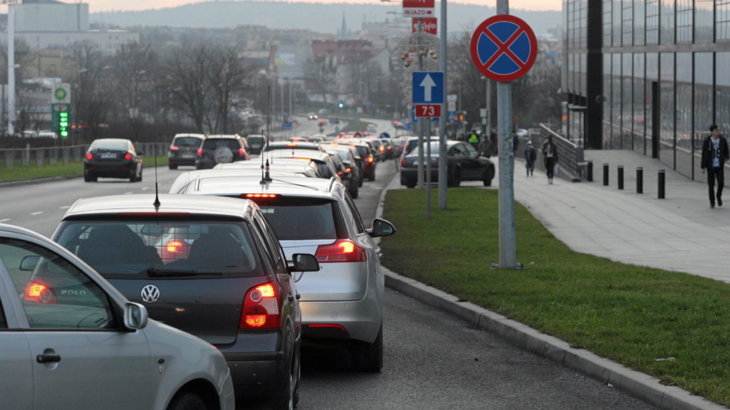 Samochody stojące w korku na polskiej drodze.