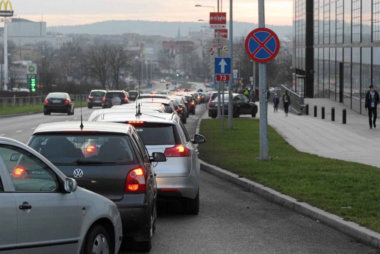 Samochody stojące w korku na polskiej drodze.