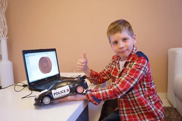 Filip ze swoim własnoręcznie naprawionym samochodem.