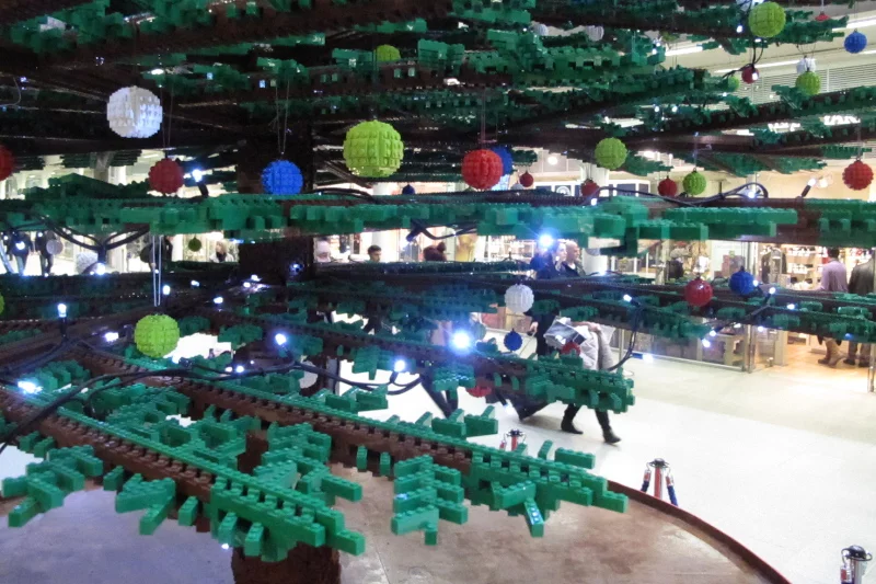 Choinka z klocków Lego, pod którą dla niektórych dzieci w tym roku może zabraknąć prezentów od duńskiej firmy.