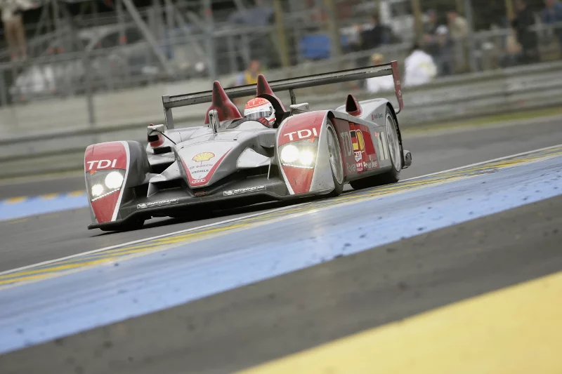 Audi R10 TDI – pierwszy napędzany silnikiem wysokoprężnym samochód, który zwyciężył w 24-godzinnym wyścigu Le Mans