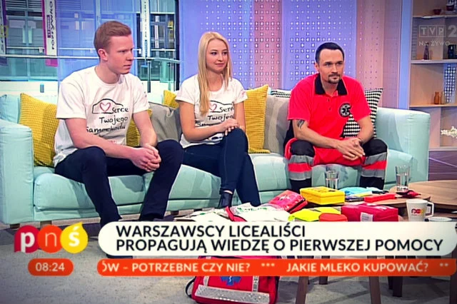 Warszawscy licealiści propagują wiedzę o konieczności posiadania apteczek w samochodzie.