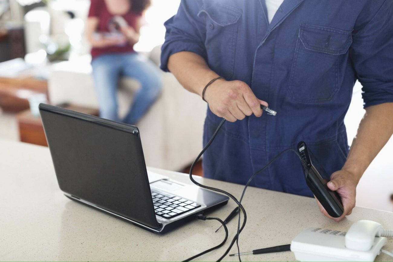 Technik, laptop, router.