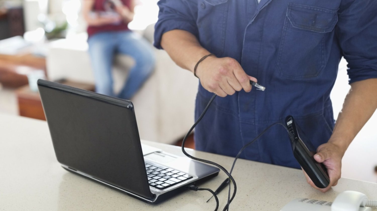 Technik, laptop, router.