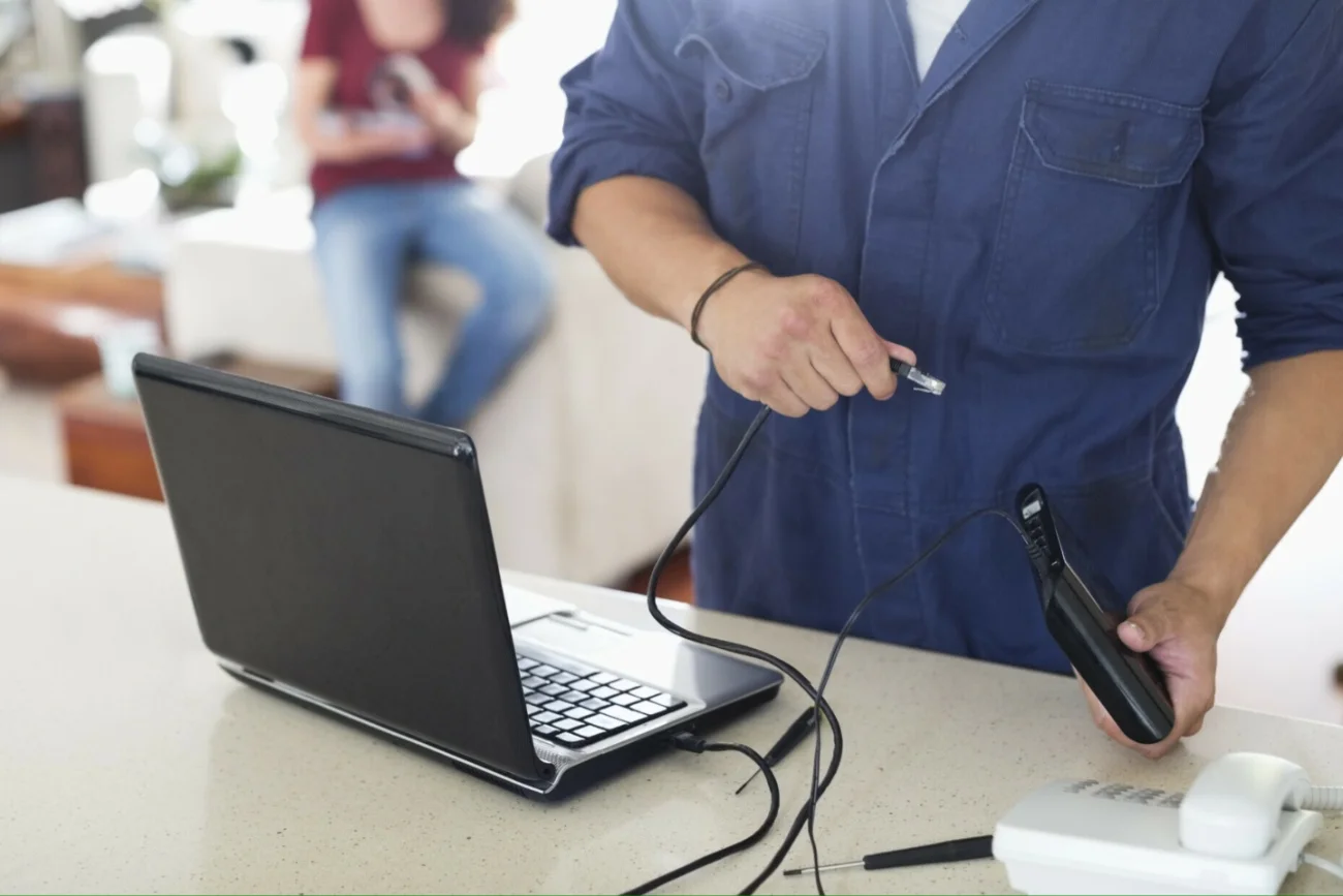 Technik, laptop, router.