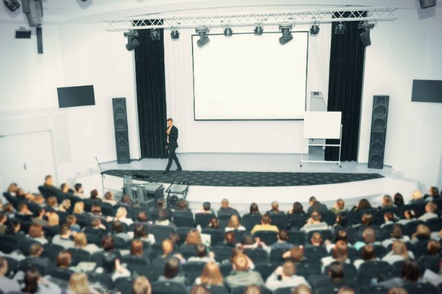 Mack Lamoureaux zjawił się na międzynarodowym zjeździe płaskoziemców i poprosił uczestników o wskazanie najgłupszej teorii spiskowej (zdjęcie poglądowe).