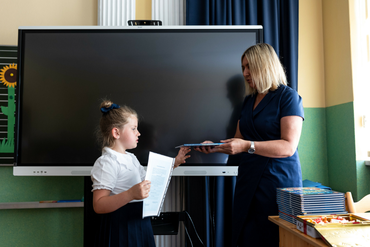 Nauczycielka, która wytoczyła sprawę liceum, uczy języka angielskiego. Była również koordynatorką projektu wymiany zagranicznej uczniów.