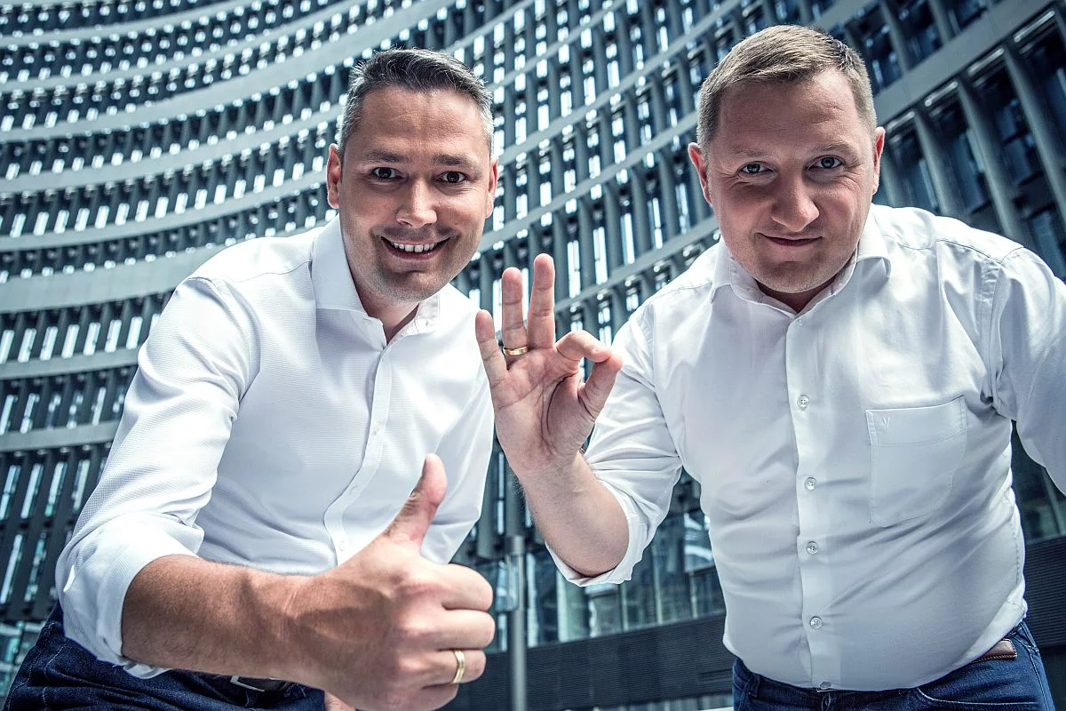Szulc i Domański zwracają uwagę na dodatkową korzyść z wdrożenia e-leasingu w Polsce. Jest nią odwrócenie czynności związanych z zakupem samochodu, a w efekcie skrócenie czasu, jaki trzeba na to przeznaczyć