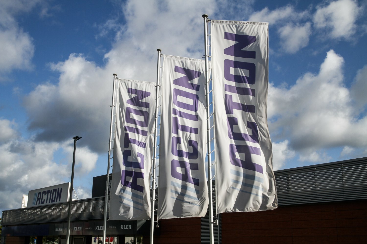 Niezależnie od tego, czy potrzebujesz przenośnego grilla, zestawu akcesoriów, czy też aromatycznego sosu barbecue, w Action znajdziesz to, co niezbędne do stworzenia niezapomnianej atmosfery na świeżym powietrzu.