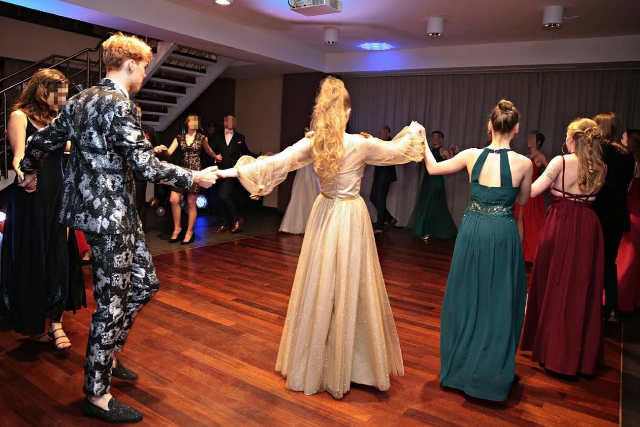 Maturzyści tańczący na studniówce