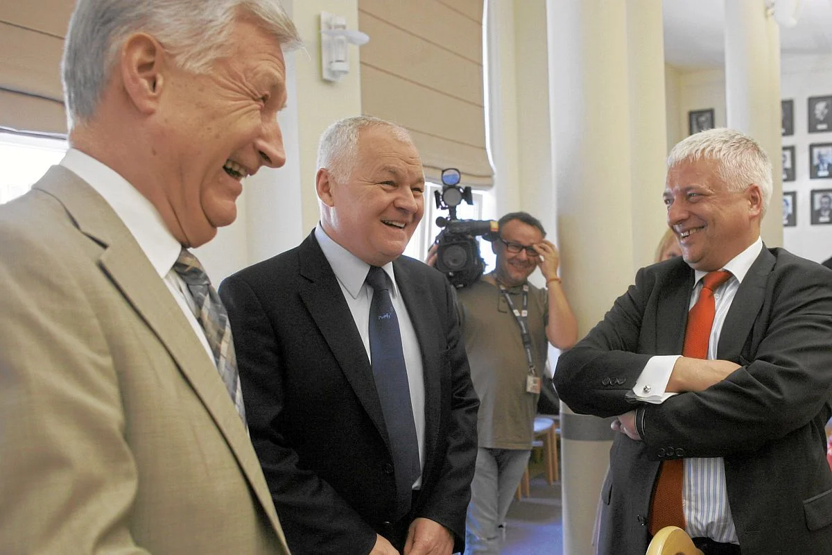 Analityk Piotr Kuczyński poinformował, że nie będzie pracował już w Domu Inwestycyjnym Xelion, którego właścicielem jest Bank Pekao. Od lewej: Piotr Kuczyński , Jan Krzysztof Bielecki i Robert Gwiazdowski.