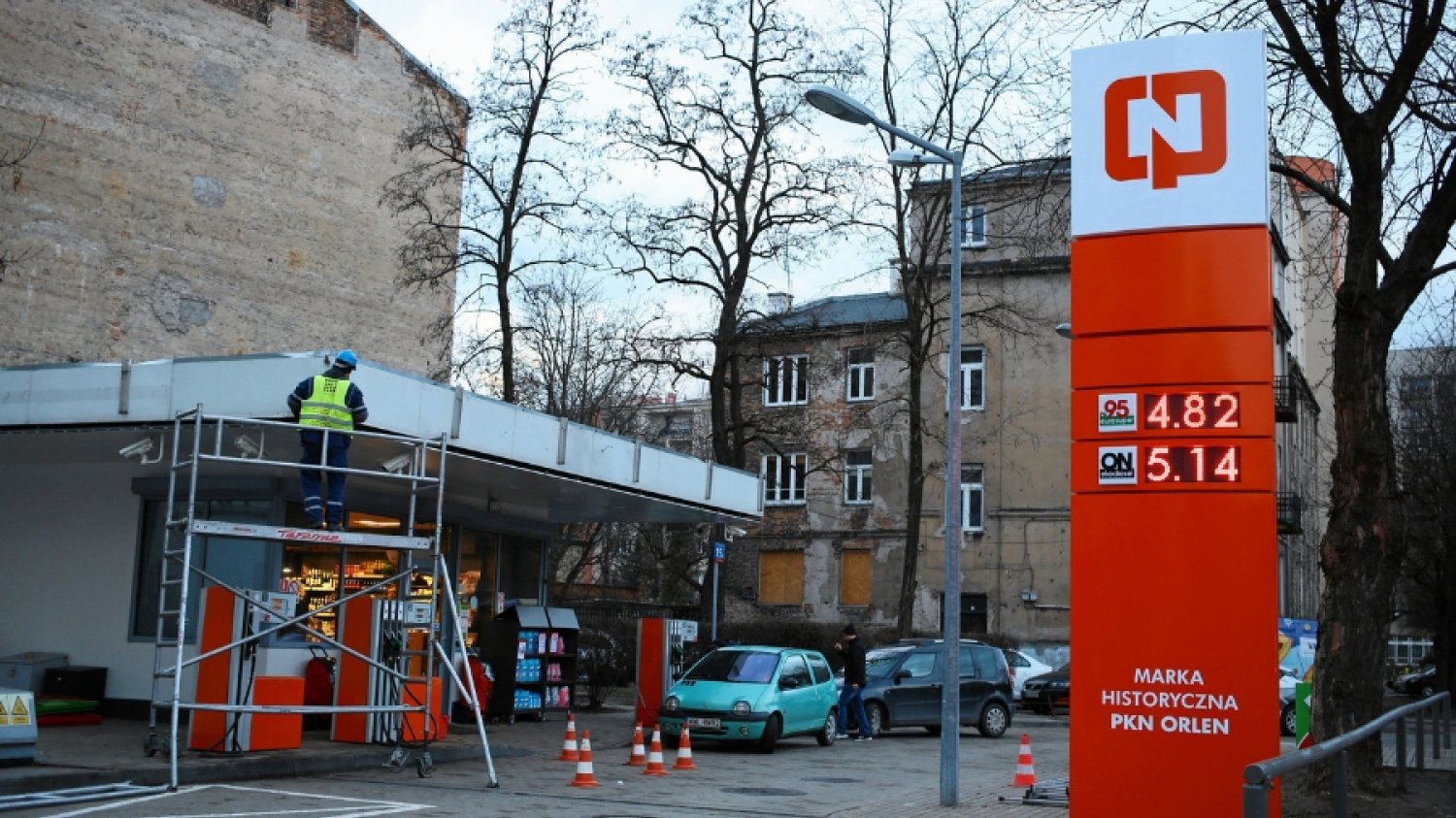 Ceny paliw na stacjach spadają od kilku tygodni. W połowie grudnia były o kilka groszy wyższe niż obecnie. To efekt redukowania wygórowanych marży z poprzednich miesięcy.