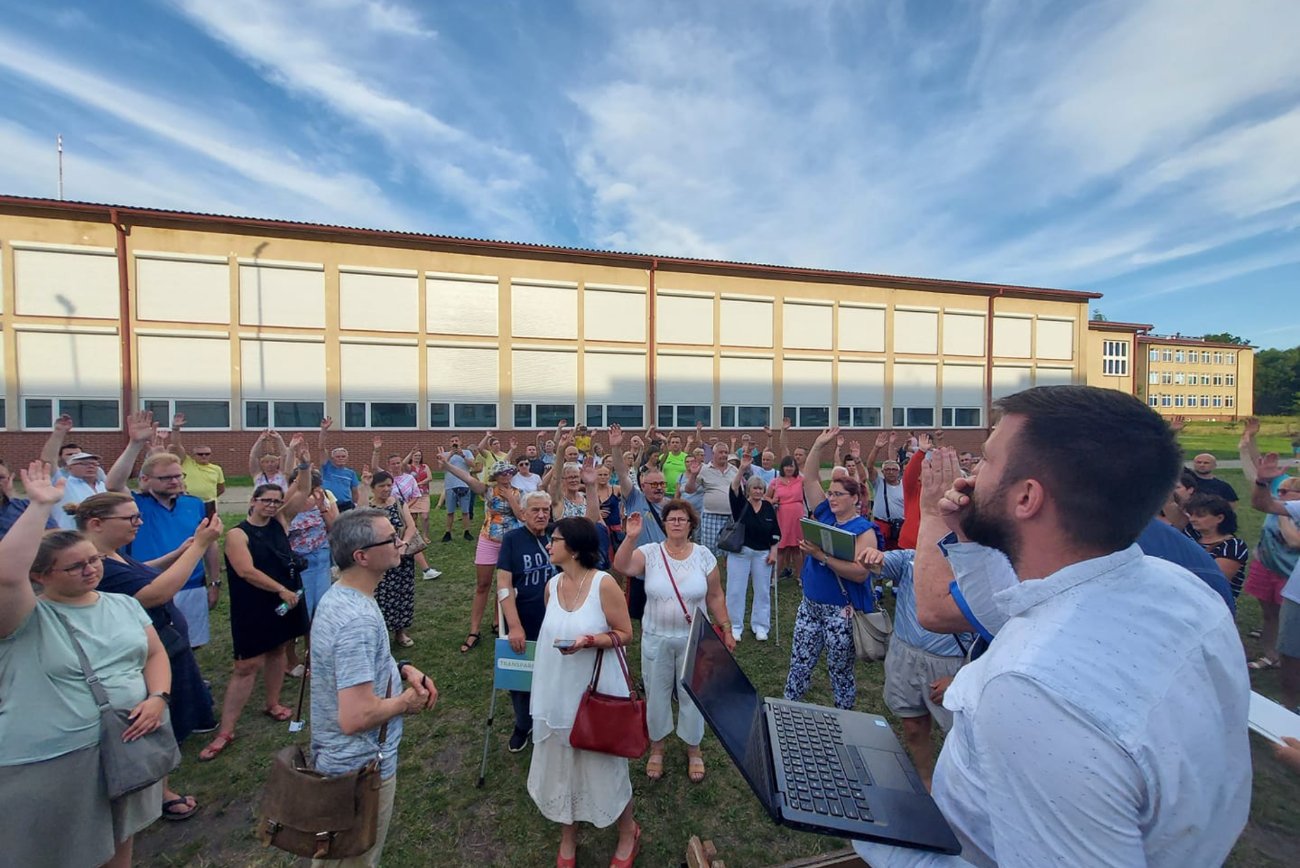 Walne zgromadzenie na boisku szkolnym w Olsztynie
