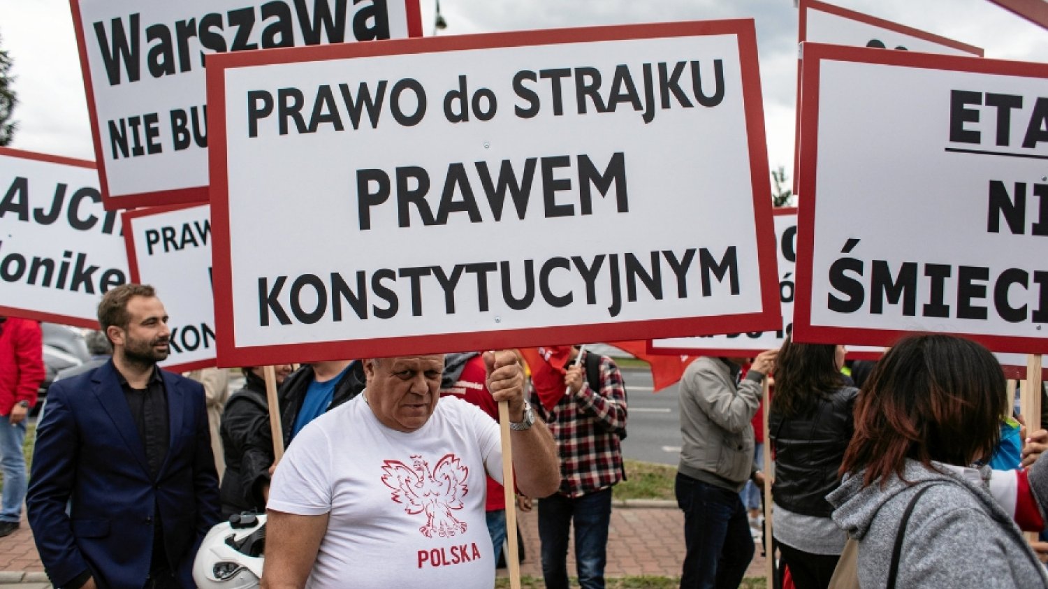Czerwcowy protest związkowców z PLL LOT w obronie zwolnionej z pracy liderki jednego ze związków.