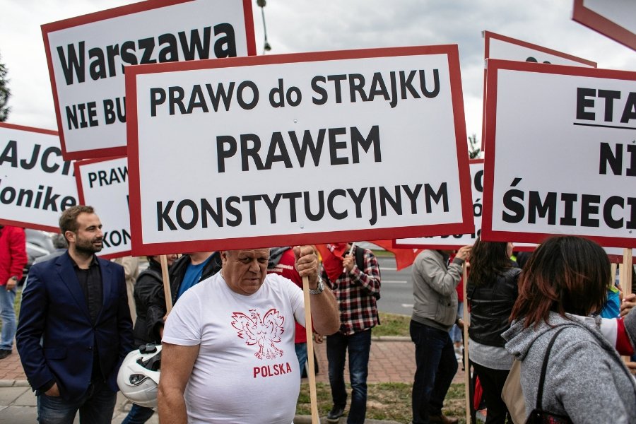 Czerwcowy protest związkowców z PLL LOT w obronie zwolnionej z pracy liderki jednego ze związków.