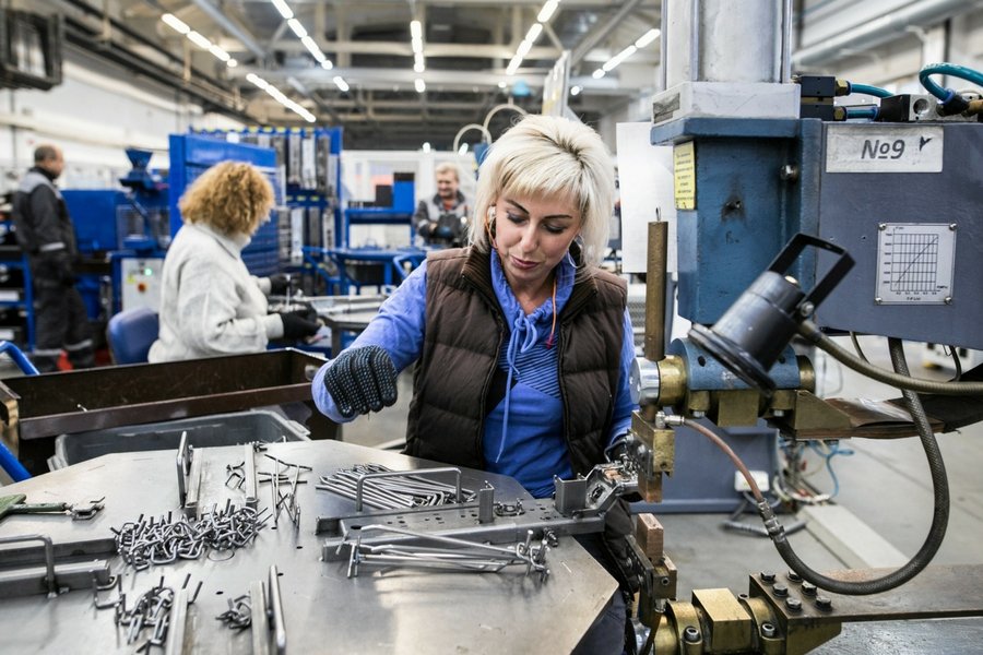 Pracownicy, którzy decydują się na zmianę pracy, zarabiają więcej.