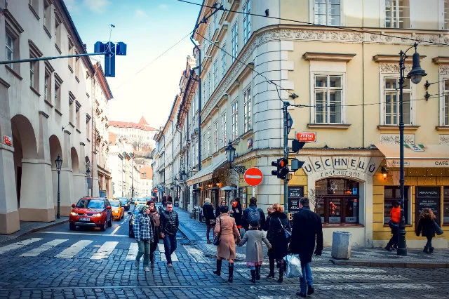 Wyjazd do innego miasta to utrata użyteczności kontaktów. W tym kontekście wyjazd do Wrocławia i do Pragi niczym się wobec siebie nie różnią – przekonuje Komuda