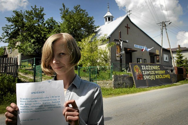 Ilona Gajewska z Zawiercia ma dostać 240 zł za to, że parafia korzysta z kaplicy na jej działce