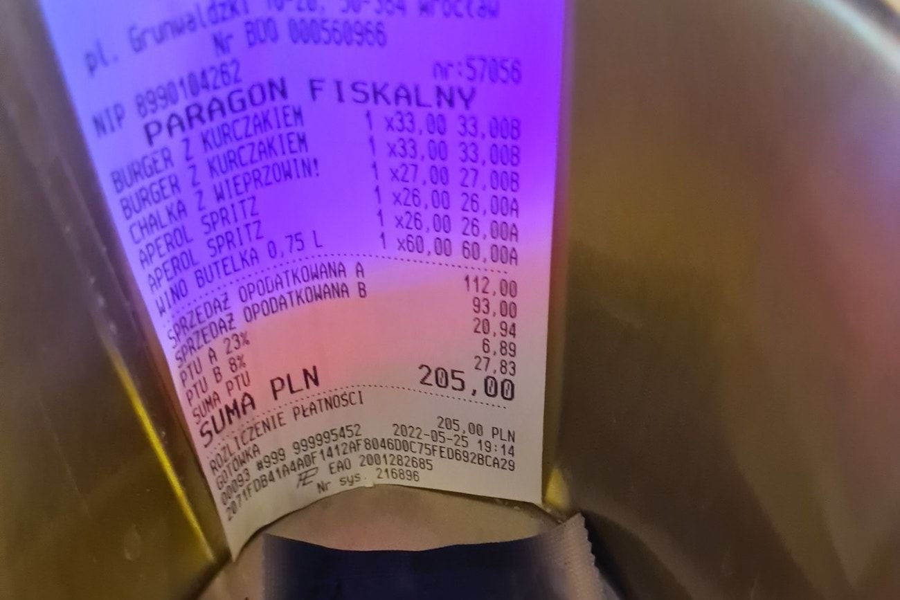 Kelnerki znalazły prezerwatywę w koszyczku z rachunkiem