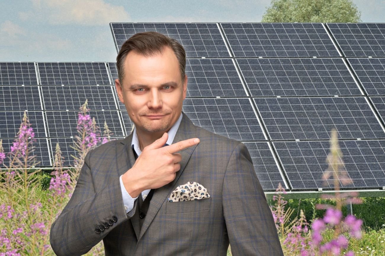 Tomasz Wiśniewski na tle fotowoltaiki.