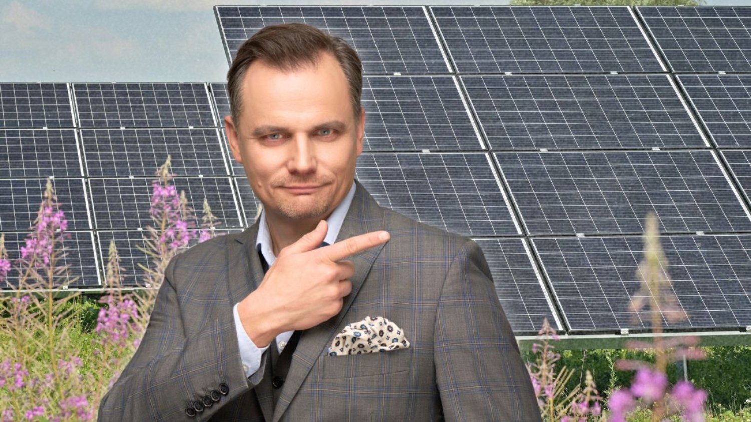 Tomasz Wiśniewski na tle fotowoltaiki.