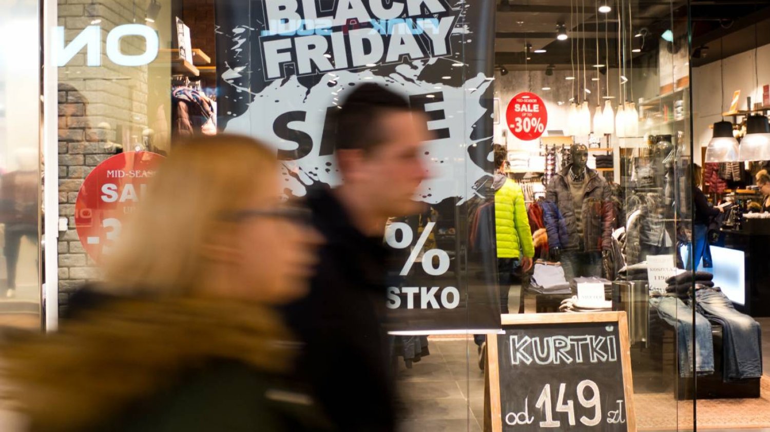 kupujący podczas Black Friday
