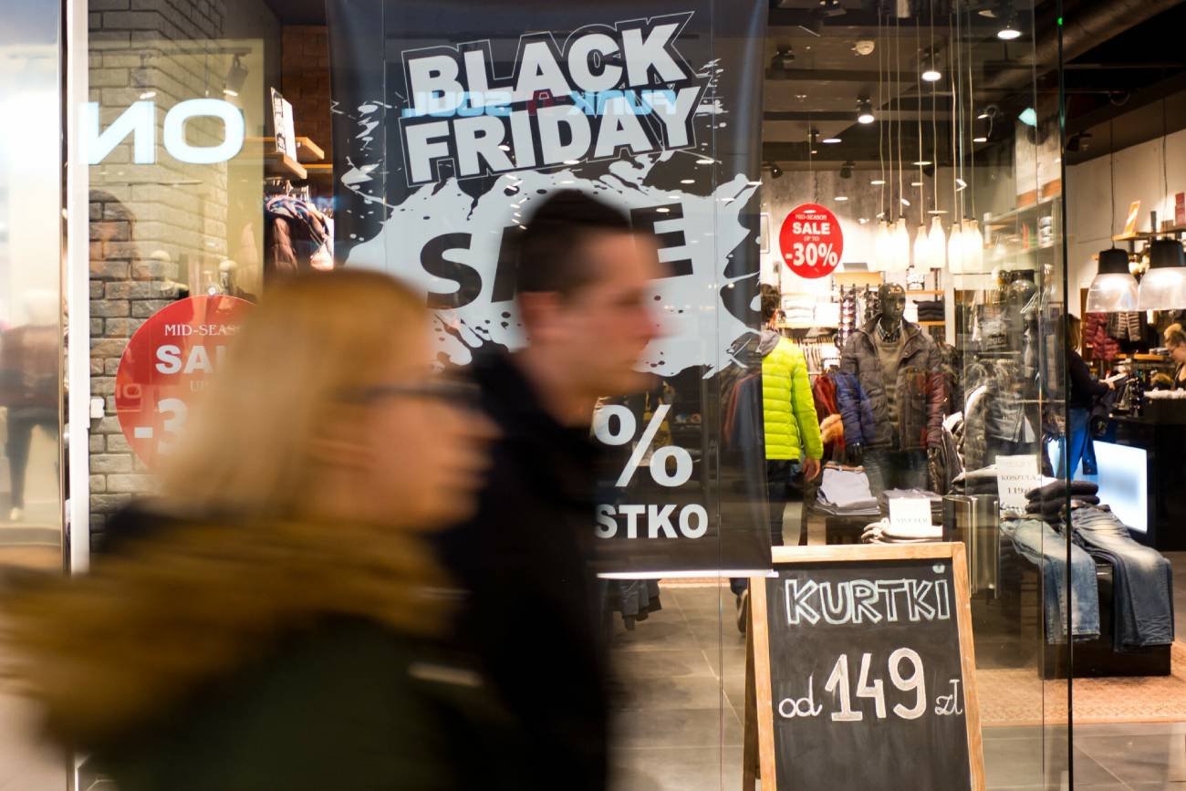 kupujący podczas Black Friday